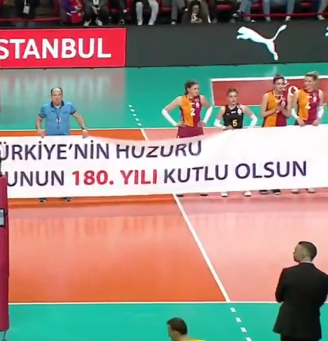 Boykota destek veren voleybolcu, maç öncesi açılan pankartı tutmadı