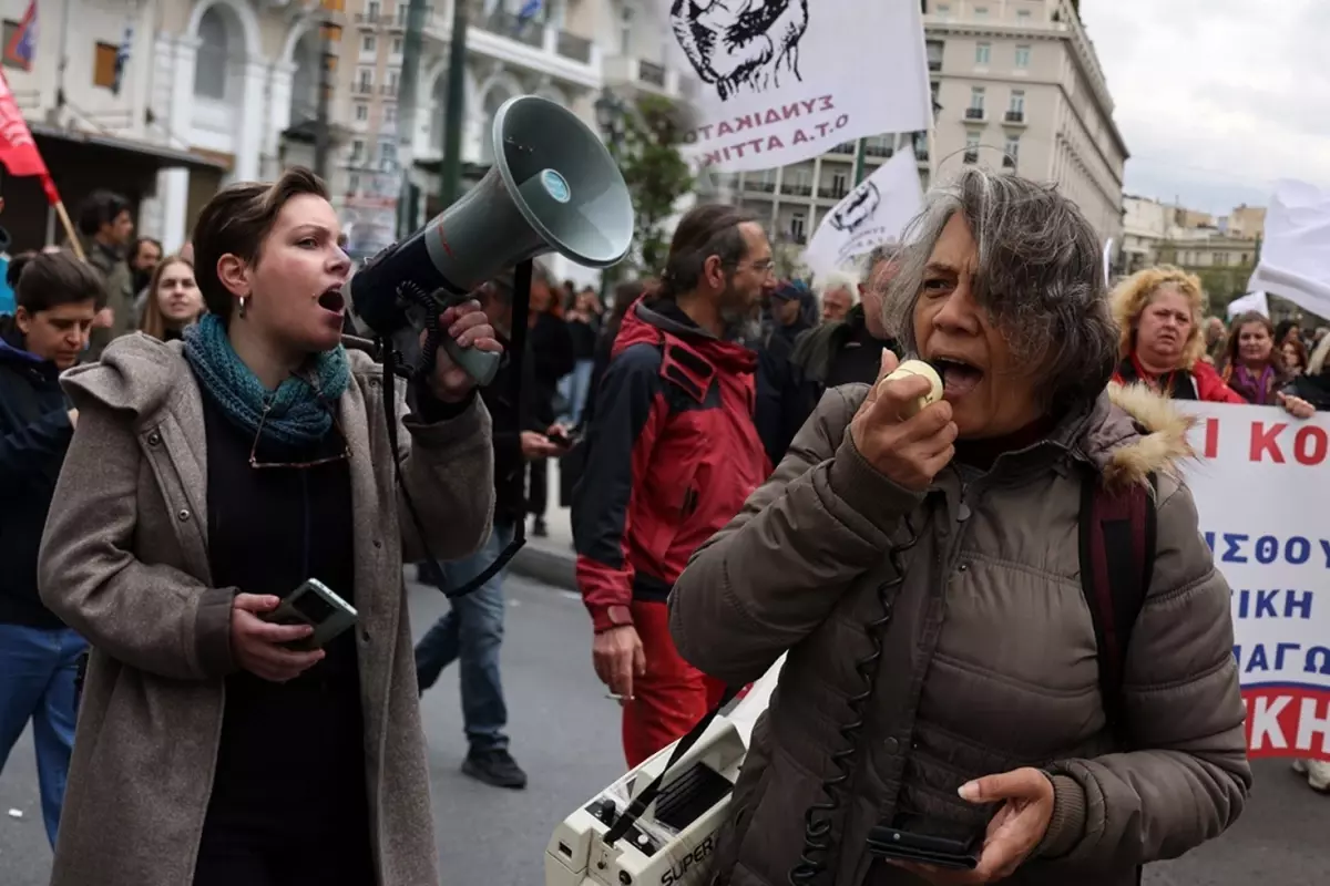 İşçi ve memurlar 24 saatlik greve gitti, Yunanistan\'da hayat durma noktasına geldi