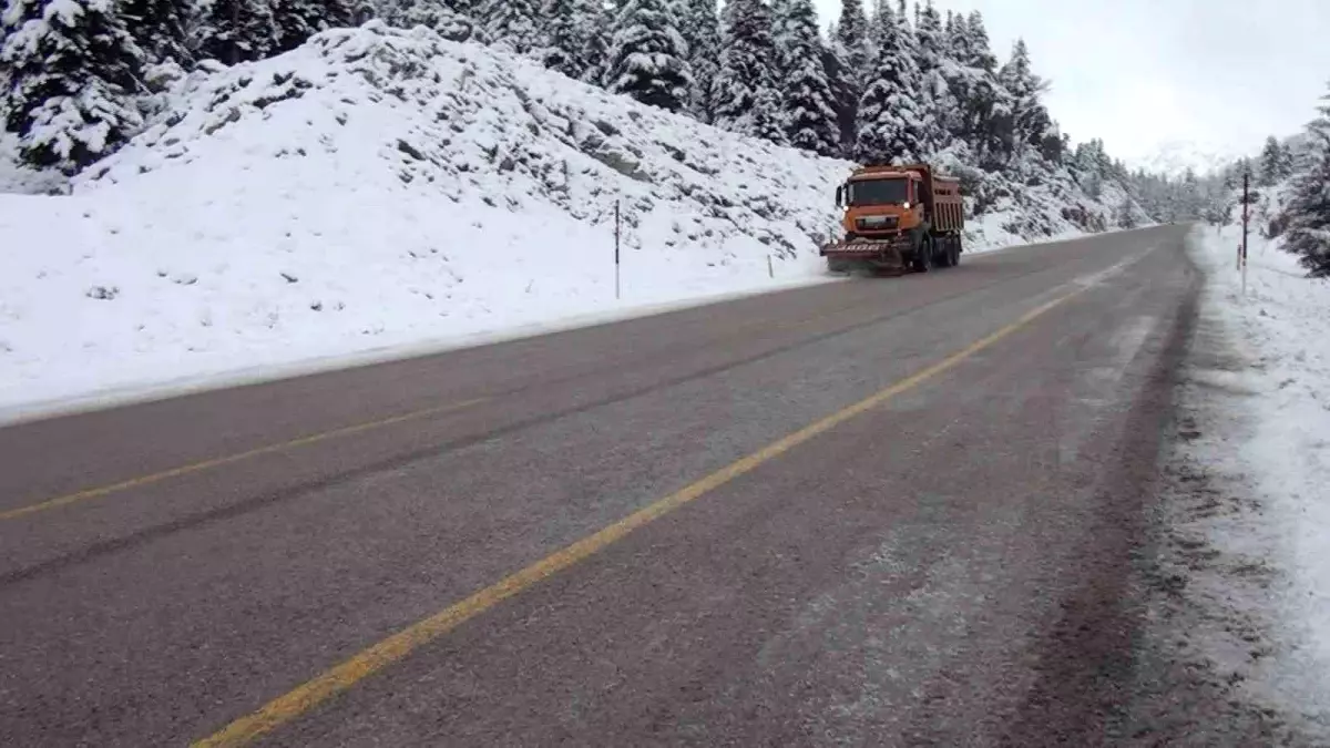 Antalya-Konya Yolunda Kar Yağışı ve Tuzlama Çalışmaları