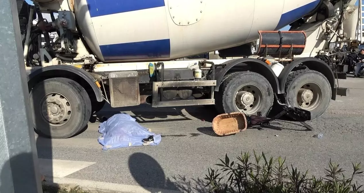 Alanya\'da Beton Mikserinin Altında Kalan Bisikletli Kadın Hayatını Kaybetti