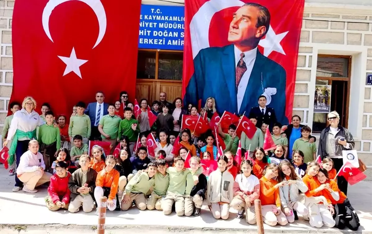 Çeşme\'de minik kalplerden polislere anlamlı ziyaret