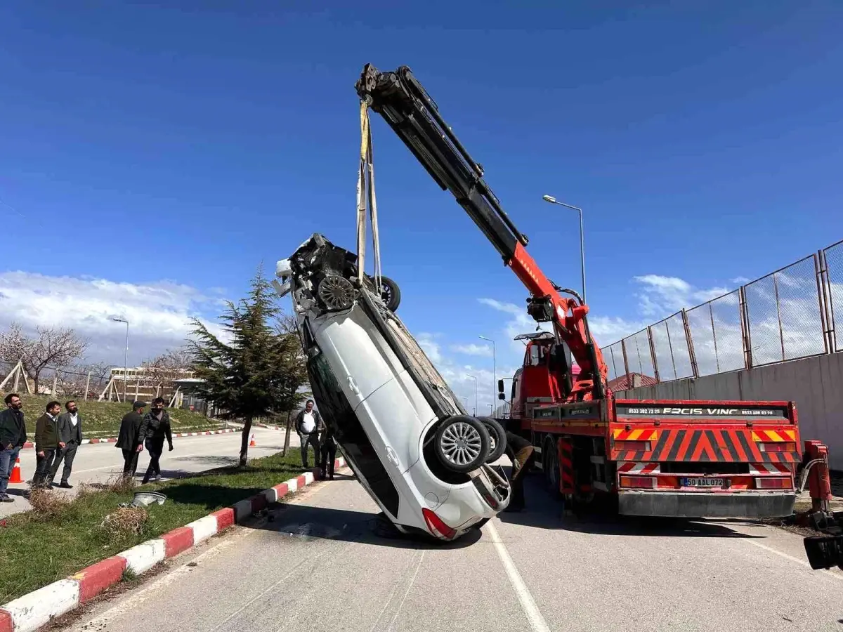 Erciş\'te otomobille hafif ticari araç çarptı: 5 yaralı