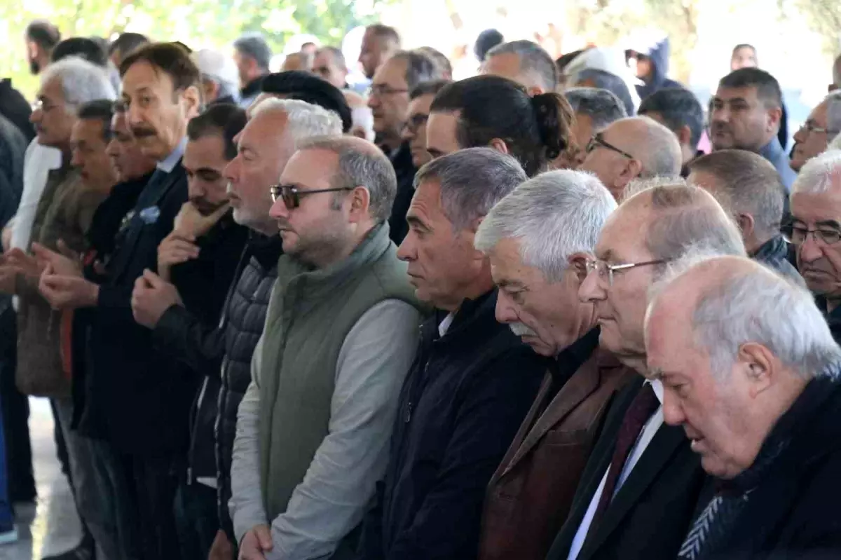 Ersun Yanal\'ın Annesi Bahriye Yanal Son Yolculuğuna Uğurlandı