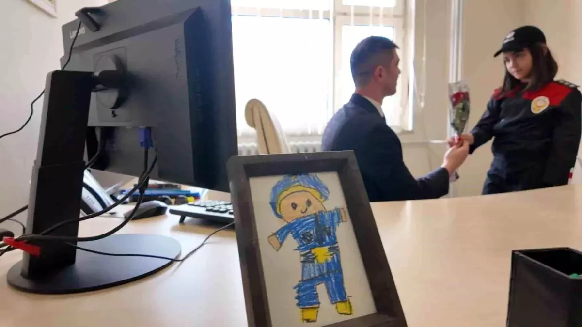 Polis Haftası Coşkusu: Çiçeklerle Kutlama