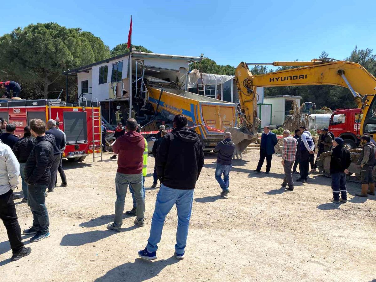İzmir\'de Hafriyat Kamyonu Kaza Yaptı: Sürücü Hayatını Kaybetti