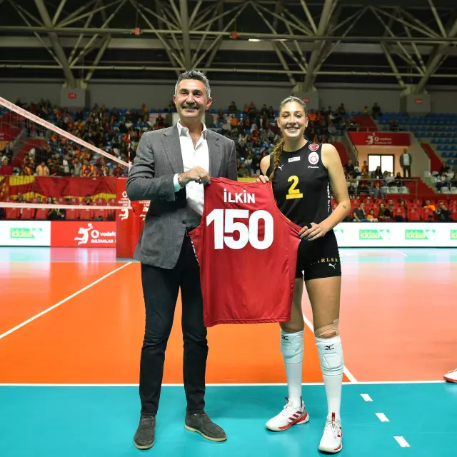 Maç öncesi açılan pankartı tutmayan voleybolcu sessizliğini bozdu