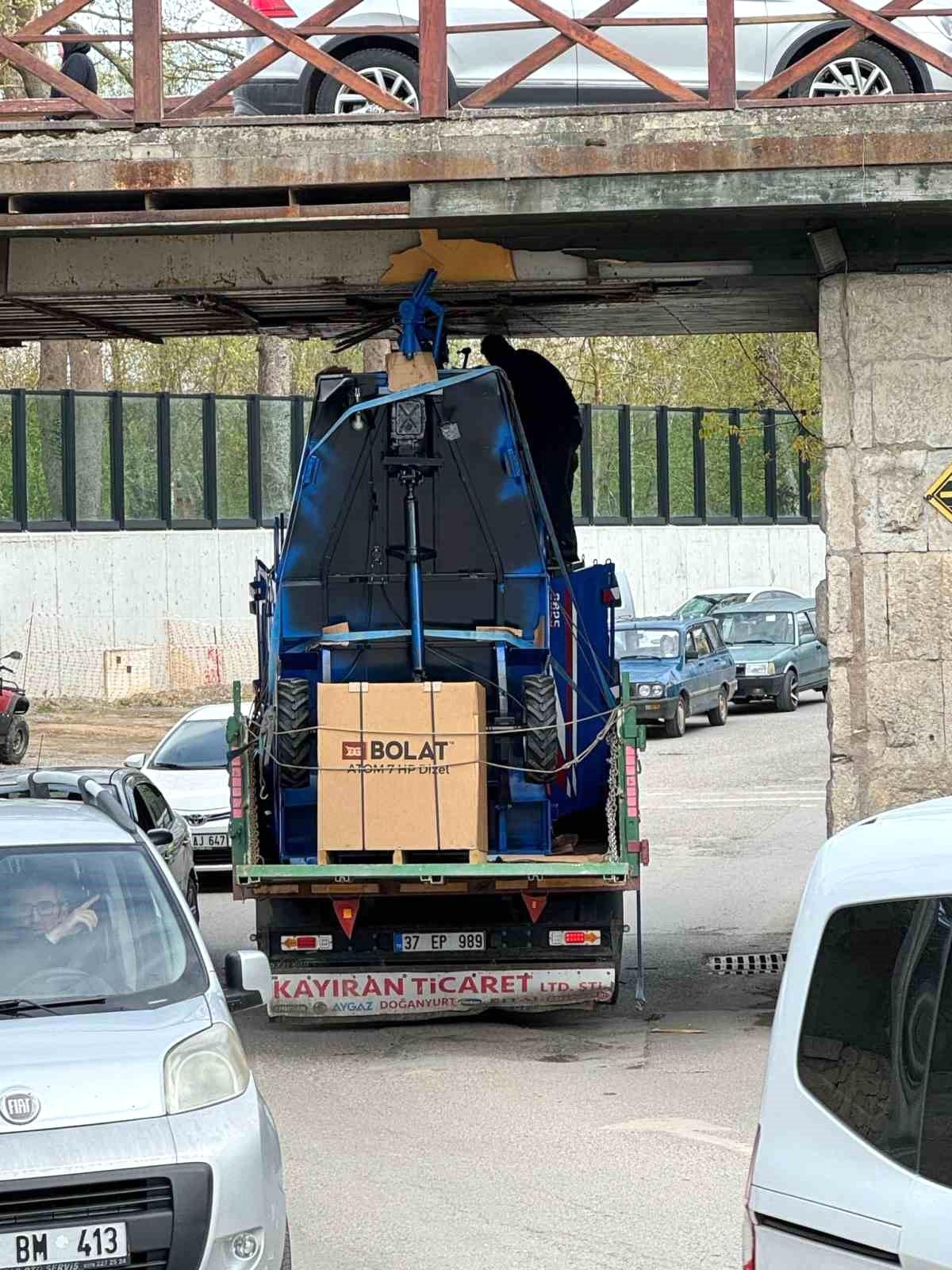 Bartın\'da Kamyon Köprüye Takıldı