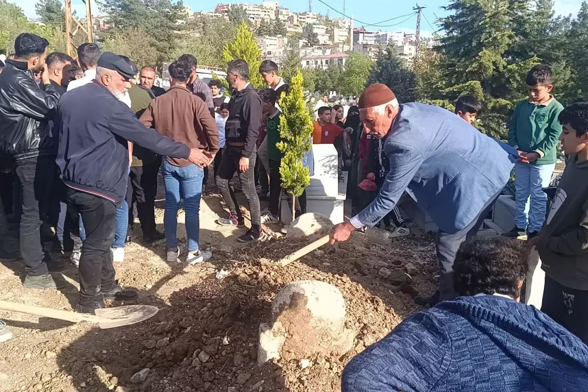 Siirt\'te dün gömülen kişinin mezarı ses geldiği iddiası üzerine açıldı