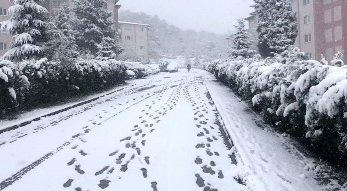 Bilecik\'te Nisan Ayında Kar Yağışı