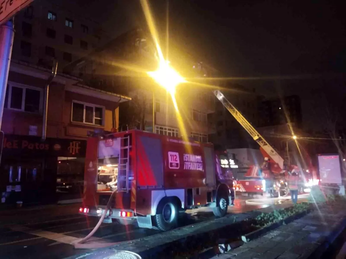 Kadıköy\'de Yangın: 2 Kişi Hastaneye Kaldırıldı