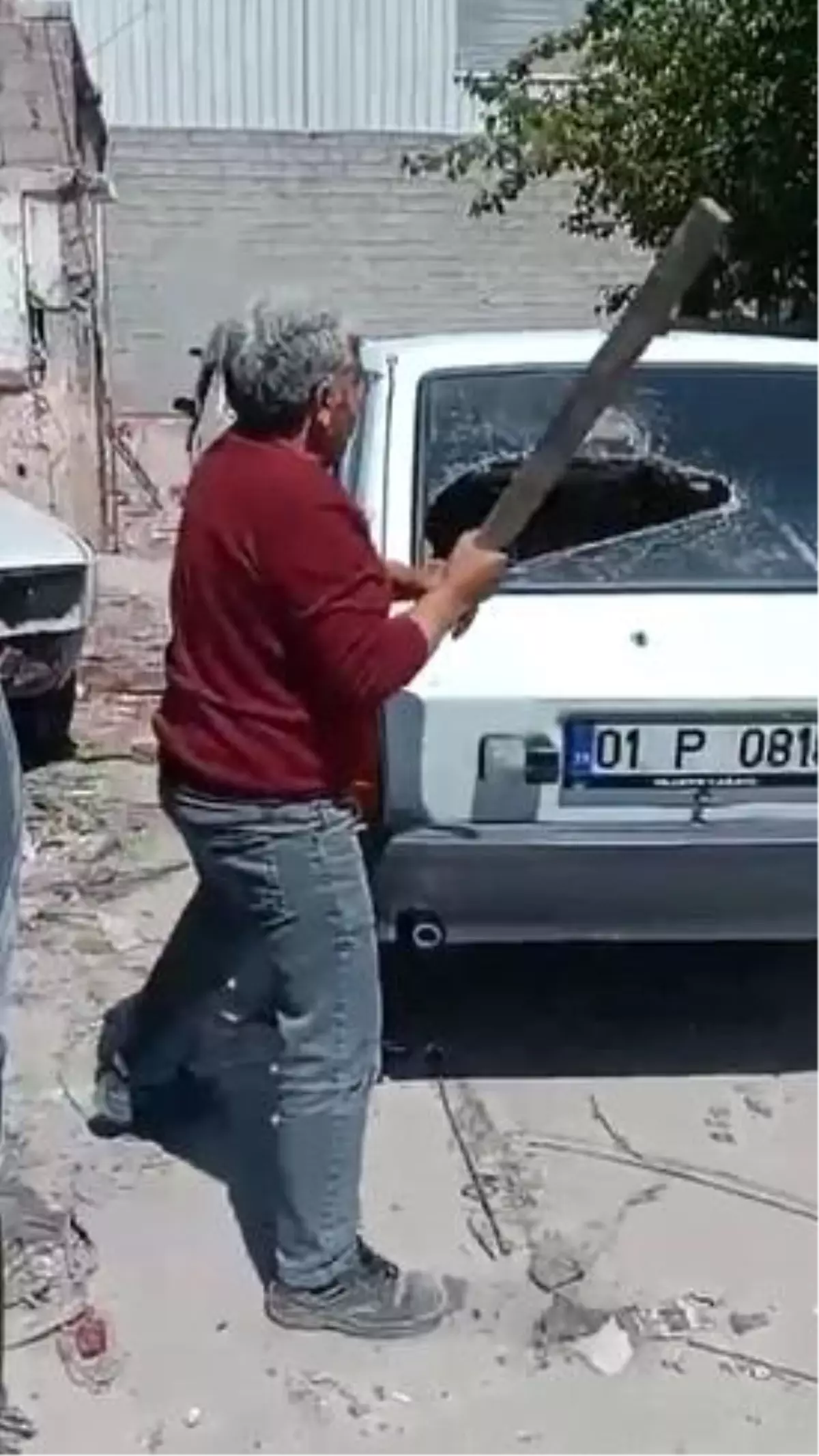 Adana\'da Boya Krizi: Araç Camları Kırıldı