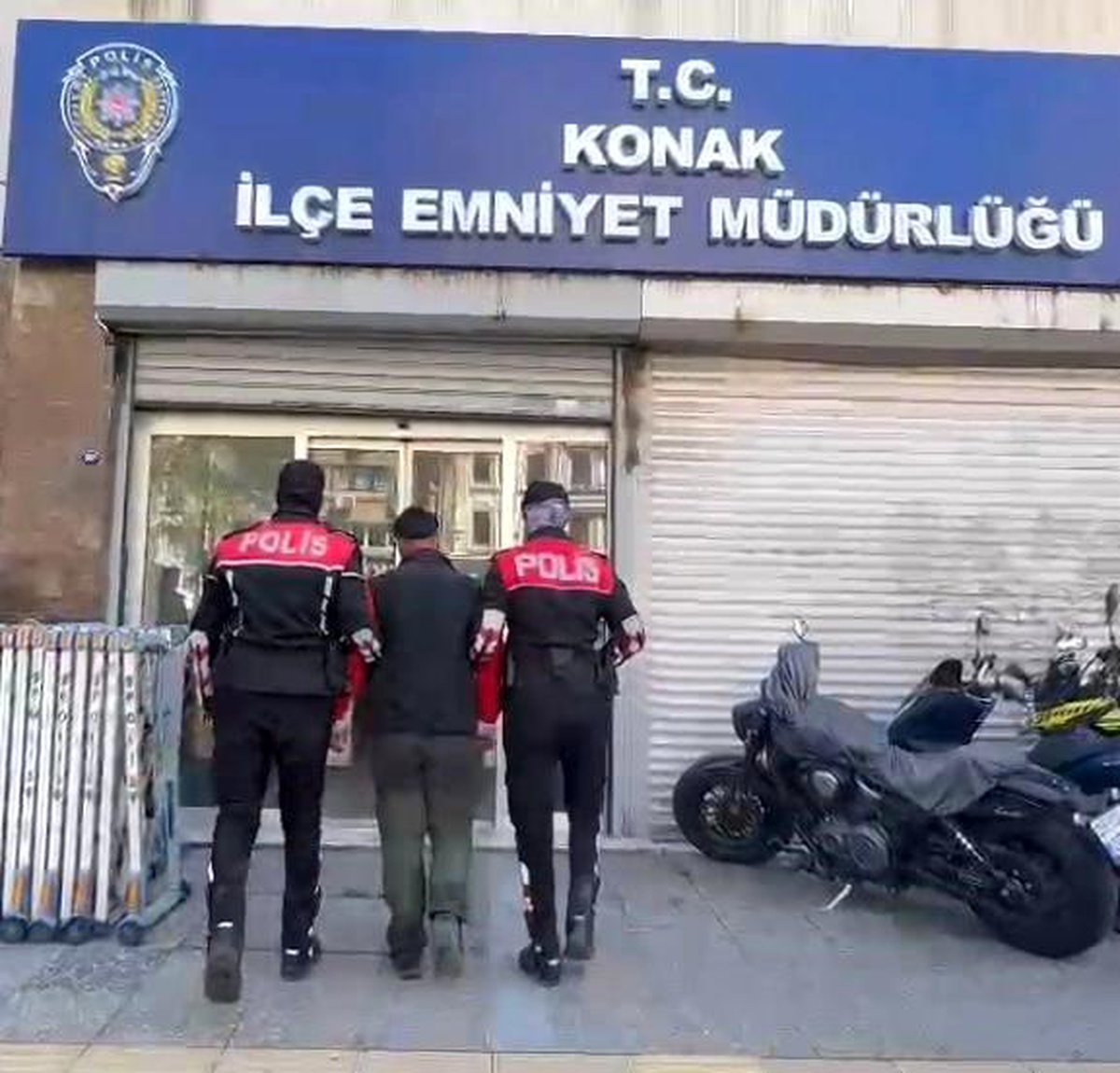 İzmir\'de 86 Yıl Hapis Cezası Olan Şahıs Yakalandı
