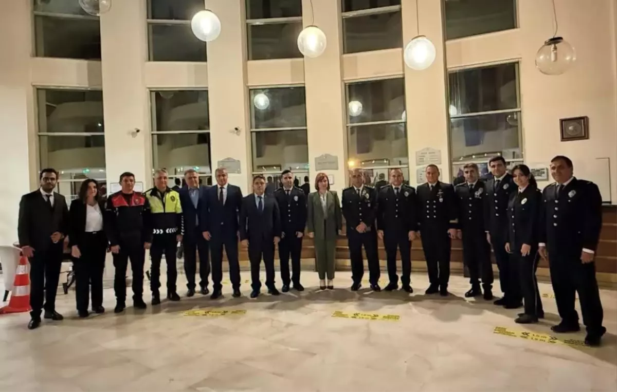 Polis Günü\'nde Emeklilere Plaket