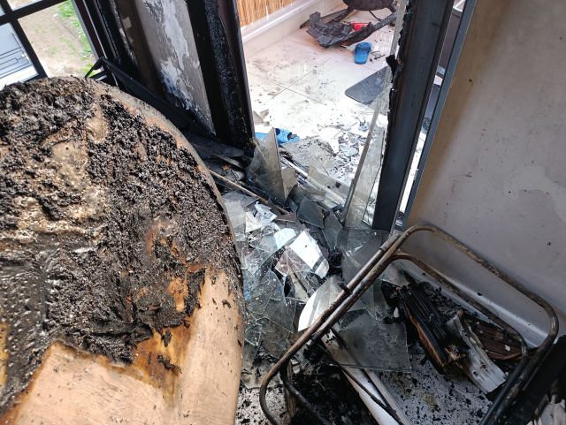 Oturduğu apartmanın müteahhidine kızıp, dairesini ateşe verdi