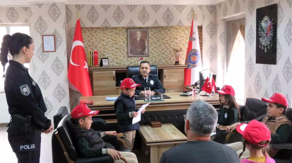 Hayali Polisler Unutulmaz Bir Gün Geçirdi