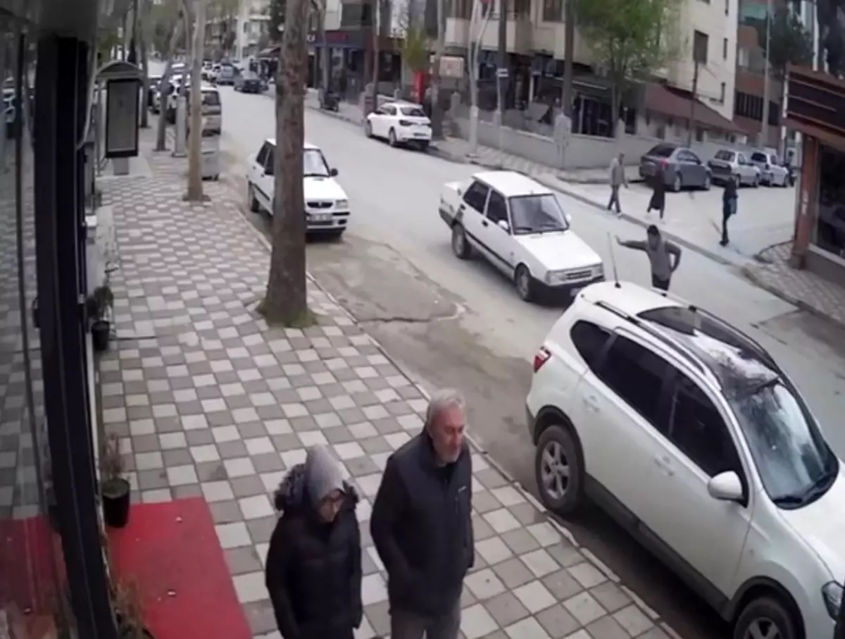 Zile\'de Yaya Kazası: Otomobil Çarptı