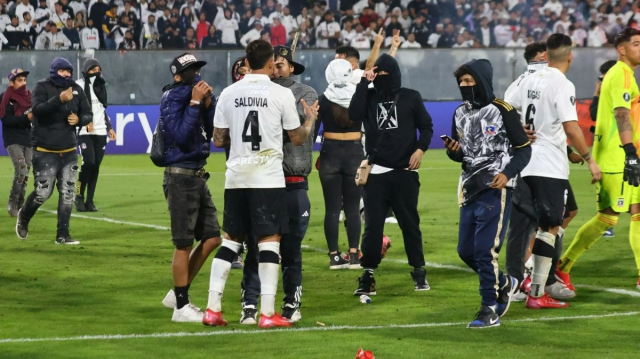 Yok böyle maç! Saha savaş alanına döndü, taraftarlar öldü Yok böyle maç! Saha savaş alanına döndü, taraftarlar öldü