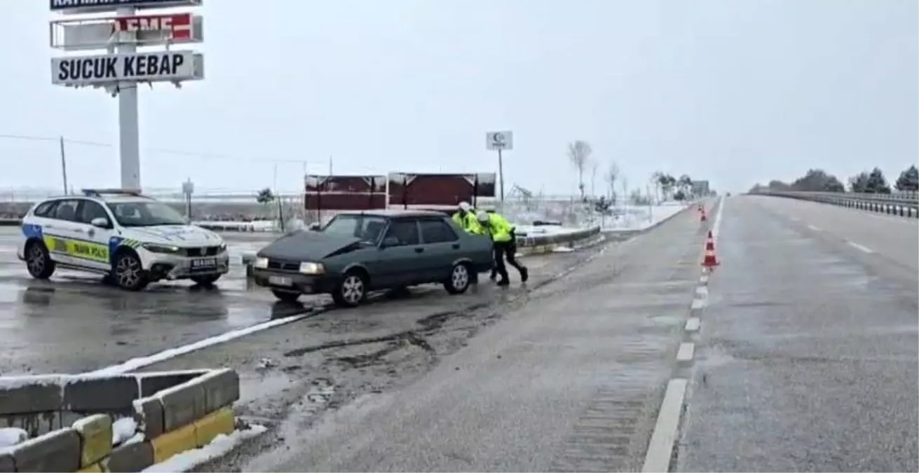 Afyonkarahisar\'da Kar Yağışı Trafiği Olumsuz Etkiledi
