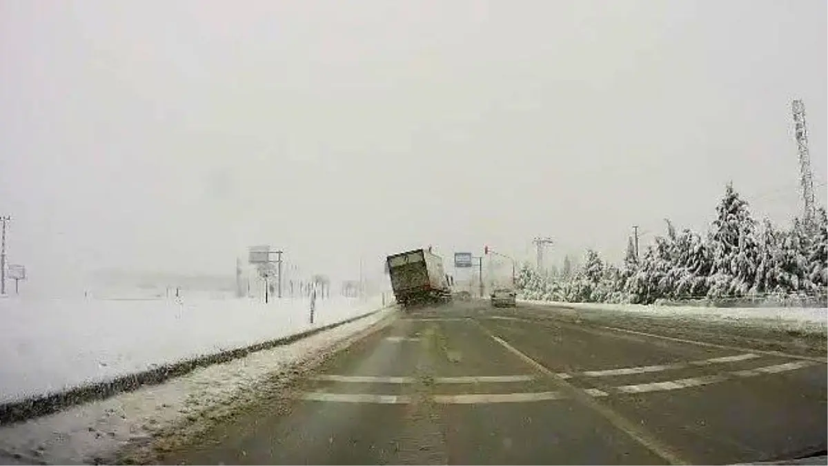 Amasya\'da Tırın Tehlikeli Manevrası