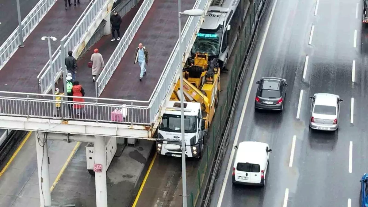 Avcılar\'da Metrobüs Kazası: 16 Yaralı