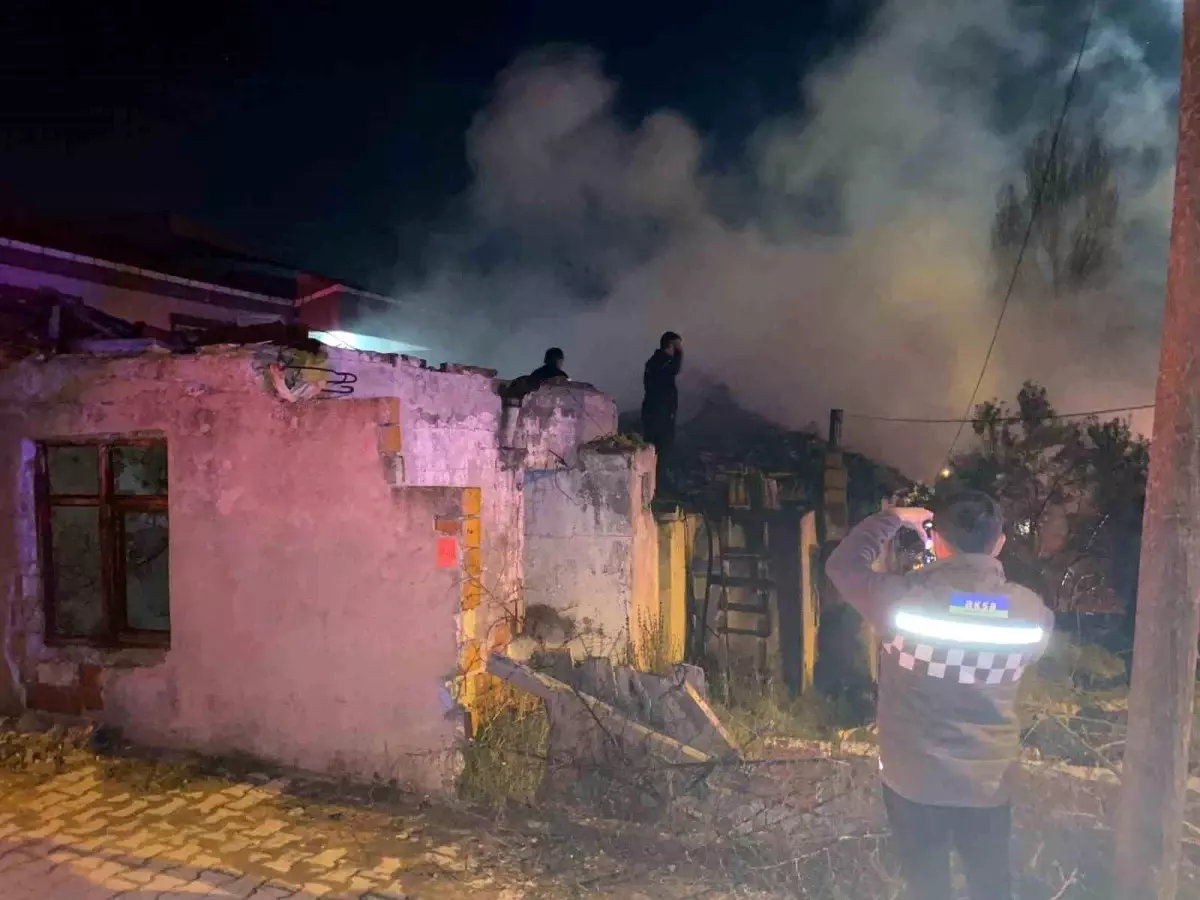 Çanakkale\'de Üniversite Öğrencilerinin Kaldığı Evde Yangın Çıktı