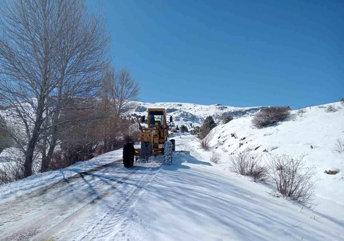 Kayseri\'de Kış Mücadelesi: 90 Mahalle Yolu Ulaşıma Açıldı