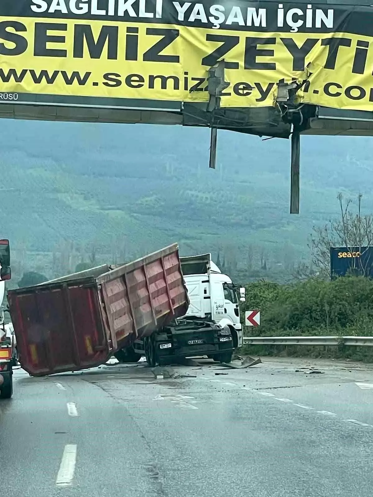 Gemlik\'te Tır Üst Geçide Çarptı