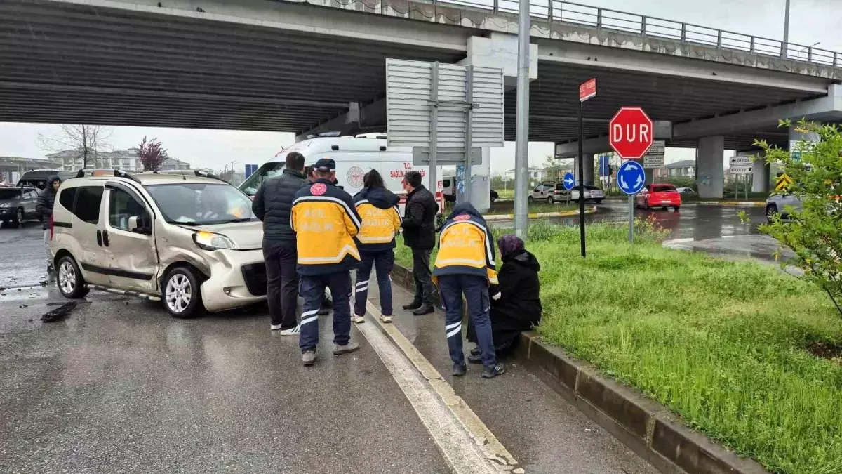 Düzce\'de Trafik Kazası: 2 Yaralı