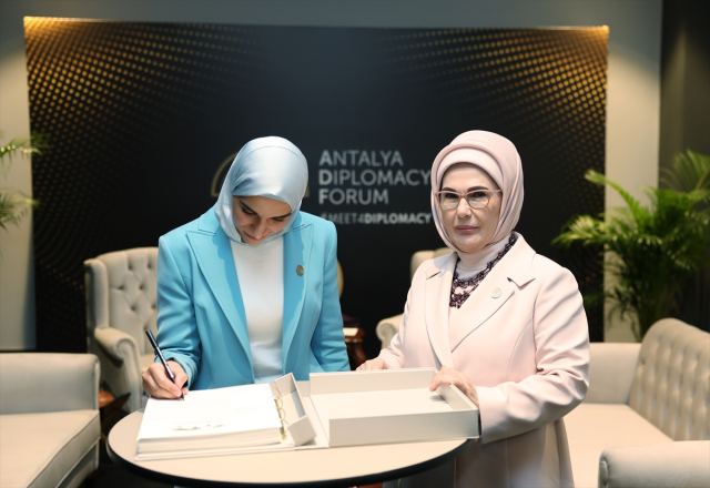 Emine Erdoğan, Suriye Cumhurbaşkanının eşi Latife El Durubi ile görüştü