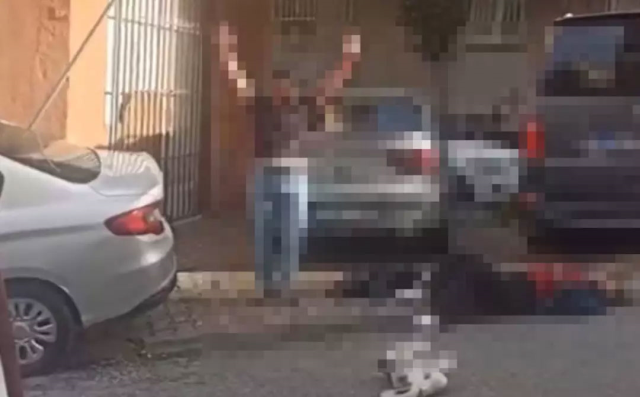 Esenler'de sokak ortasında eşini bıçakladı, kendine zarar verdi