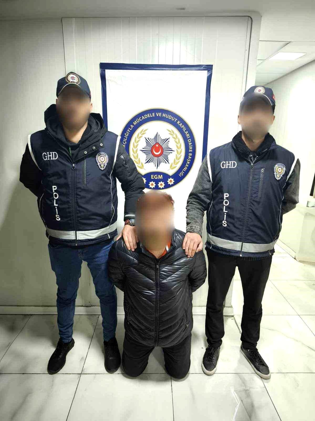 İstanbul\'da Düzensiz Göçmen Çetesi Elebaşı Yakalandı