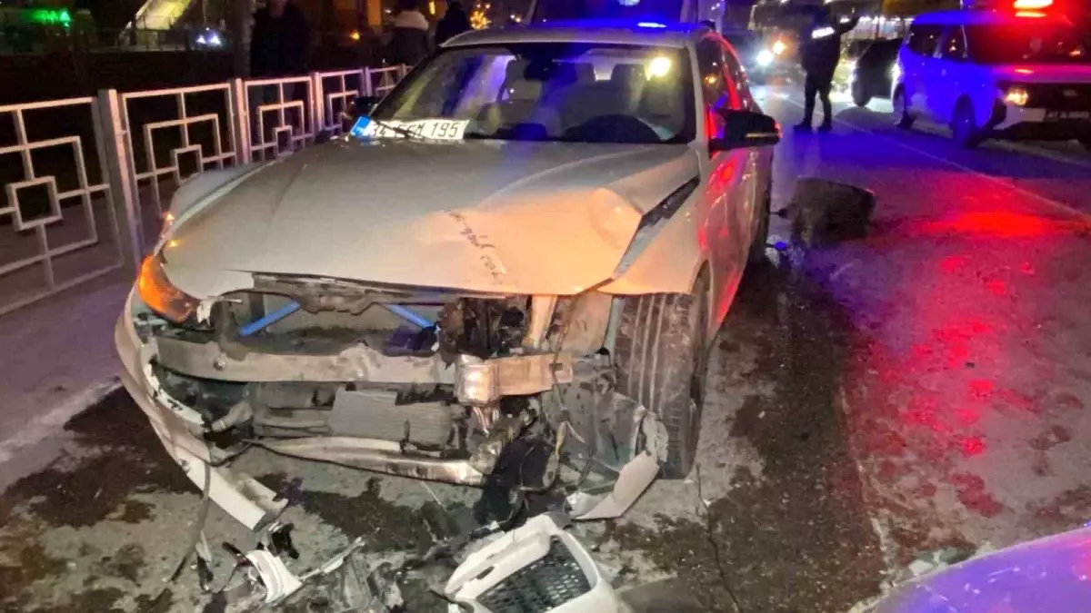 İzmit\'te kontrolü kaybeden otomobil kaza yaptı