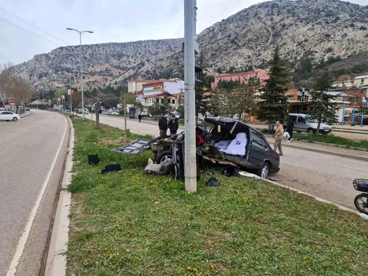 Nallıhan\'da Kaza: Araç İkiye Bölündü