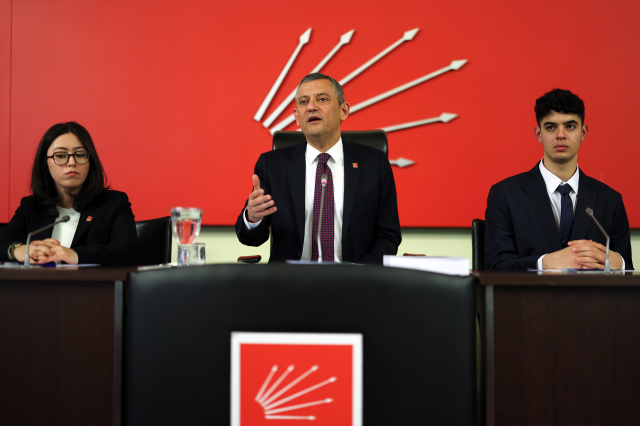 Özgür Özel ilk toplantıda Parti Meclisi'nin en genç üyelerini yanına aldı