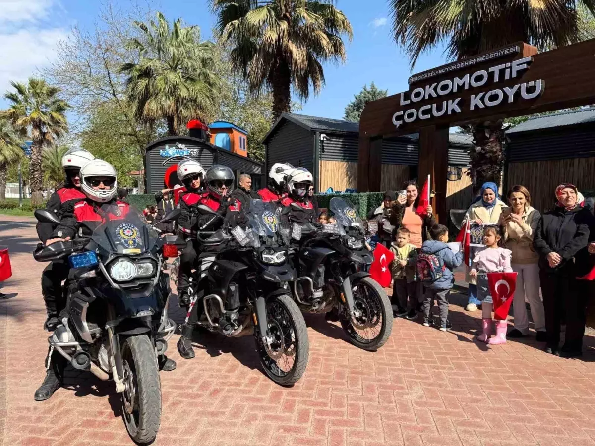 Polisler Miniklerle Bir Araya Gelerek Kutlama Yaptı