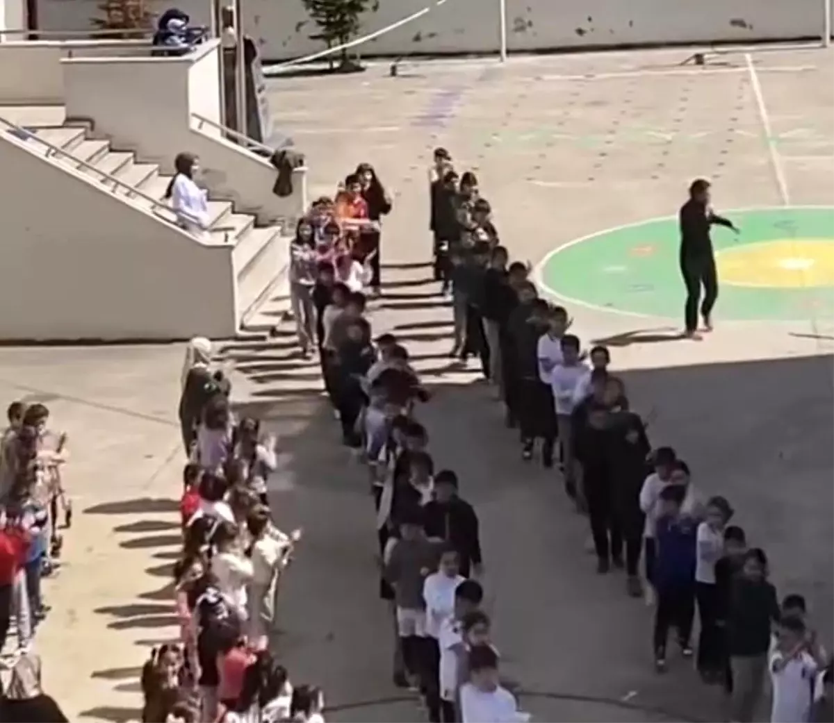 Rize\'de Usta, Çocuklarla Halay Çekti