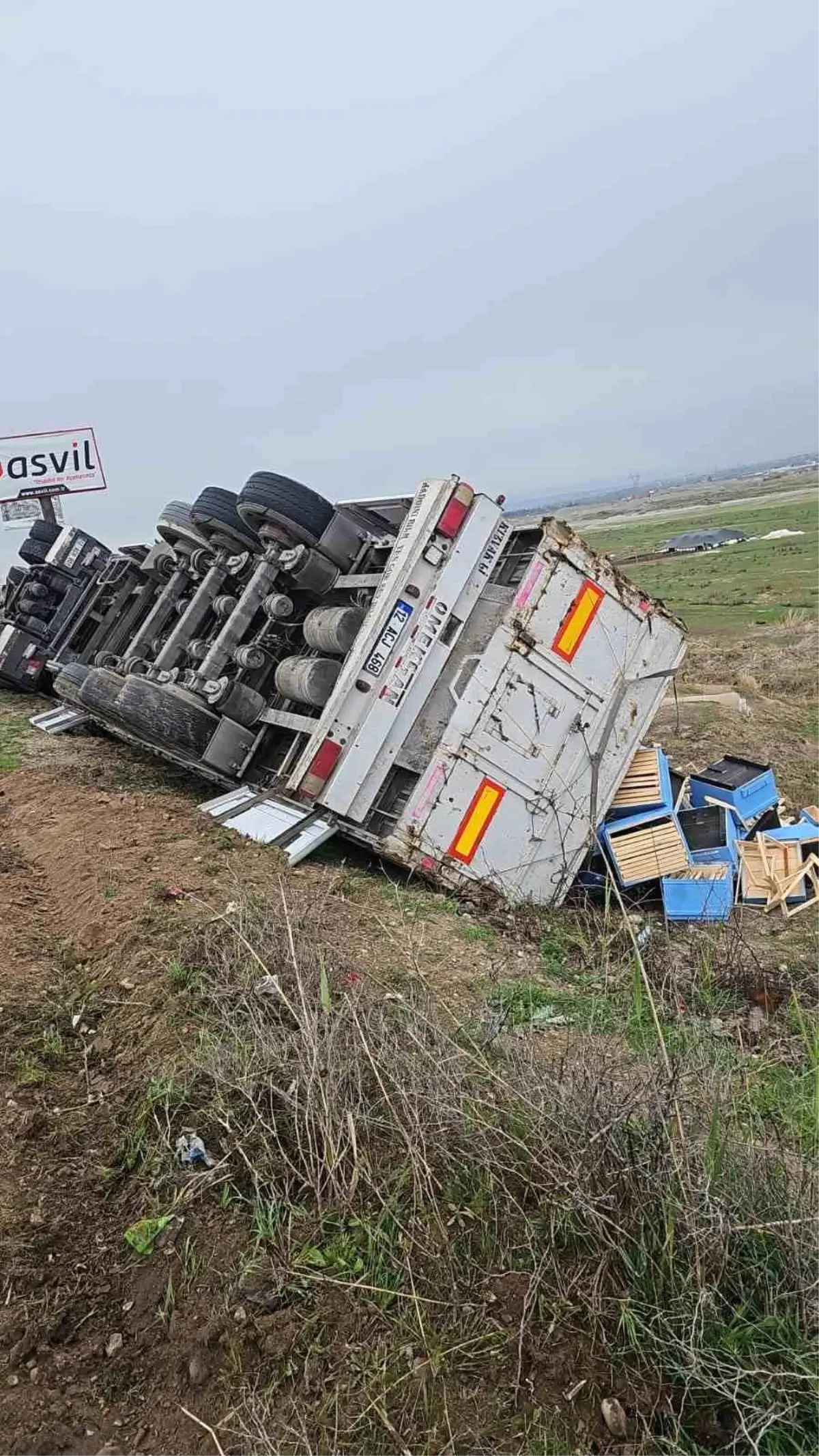 Bismil\'de Tır Devrildi, Sürücü Yaralandı