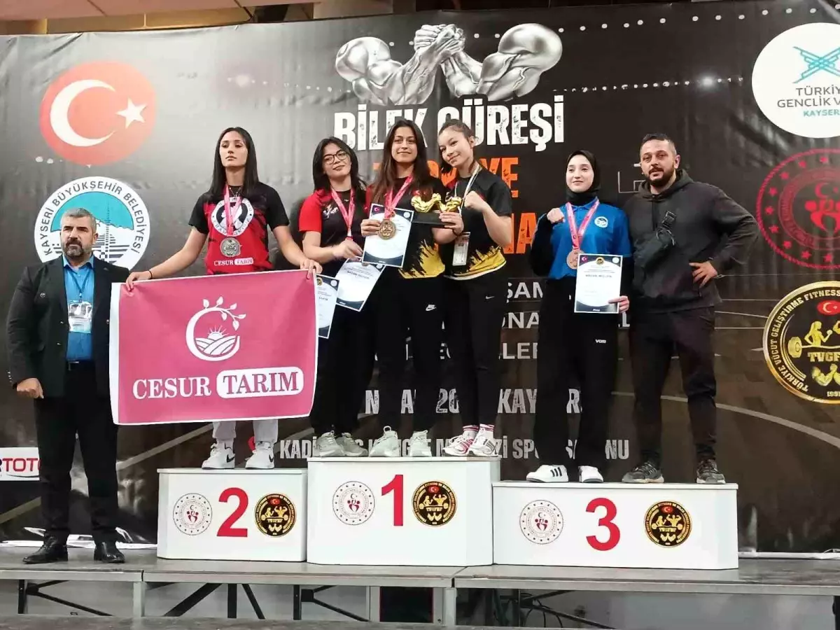 Zeynep Yiğit\'ten Bilek Güreşinde İki Şampiyonluk