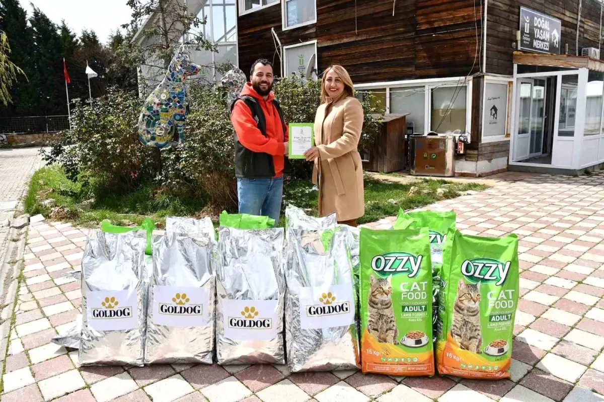 Eskişehir\'de Sokak Hayvanlarına Mama Bağışı Devam Ediyor