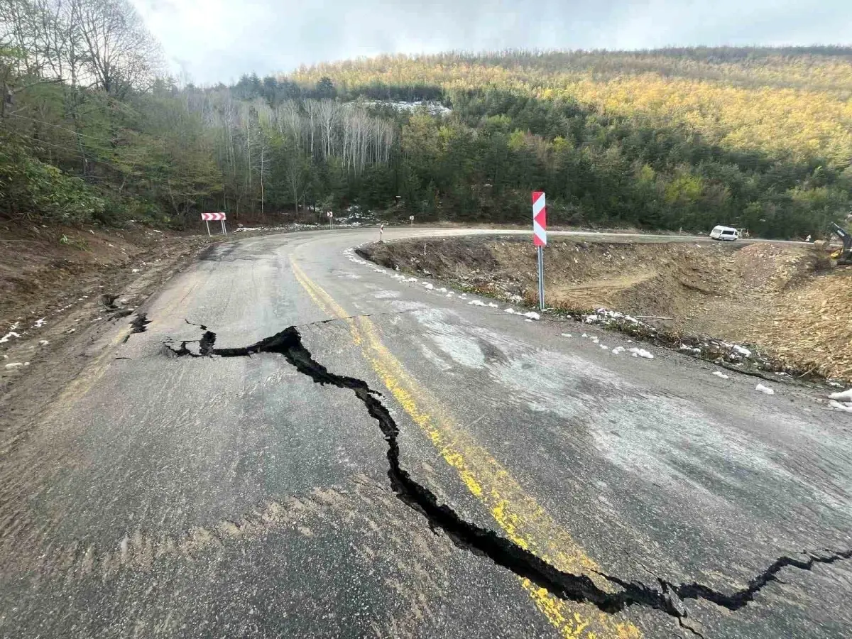 Kastamonu\'da Heyelan: Yol Kapandı