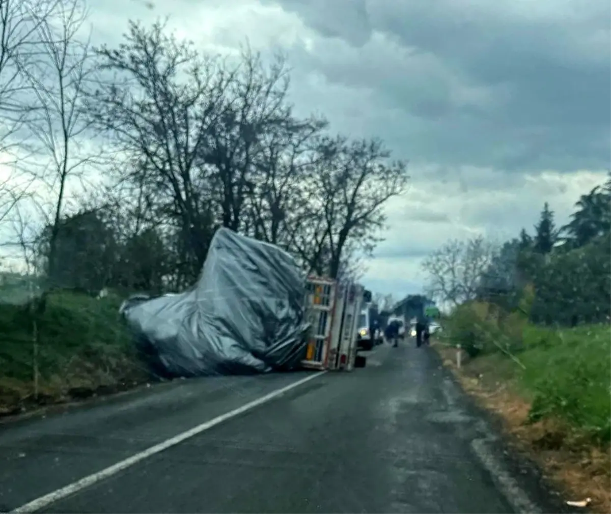 Muratlı\'da Tır Devrildi, Sürücü Yaralandı