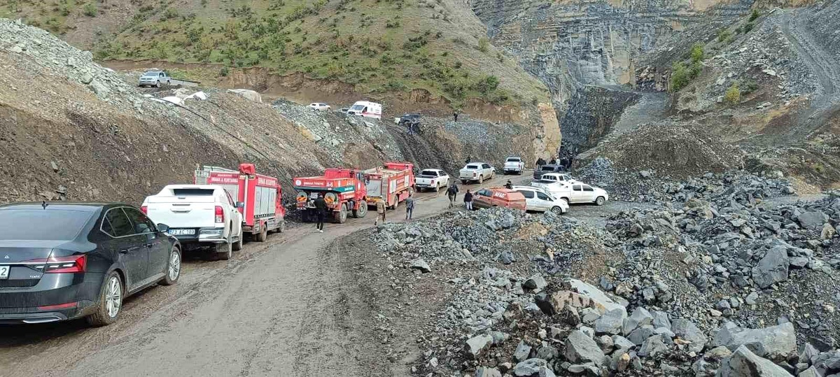 Şırnak\'ta İş Makinesi Şoförü Kaya Parçası Altında Kaldı