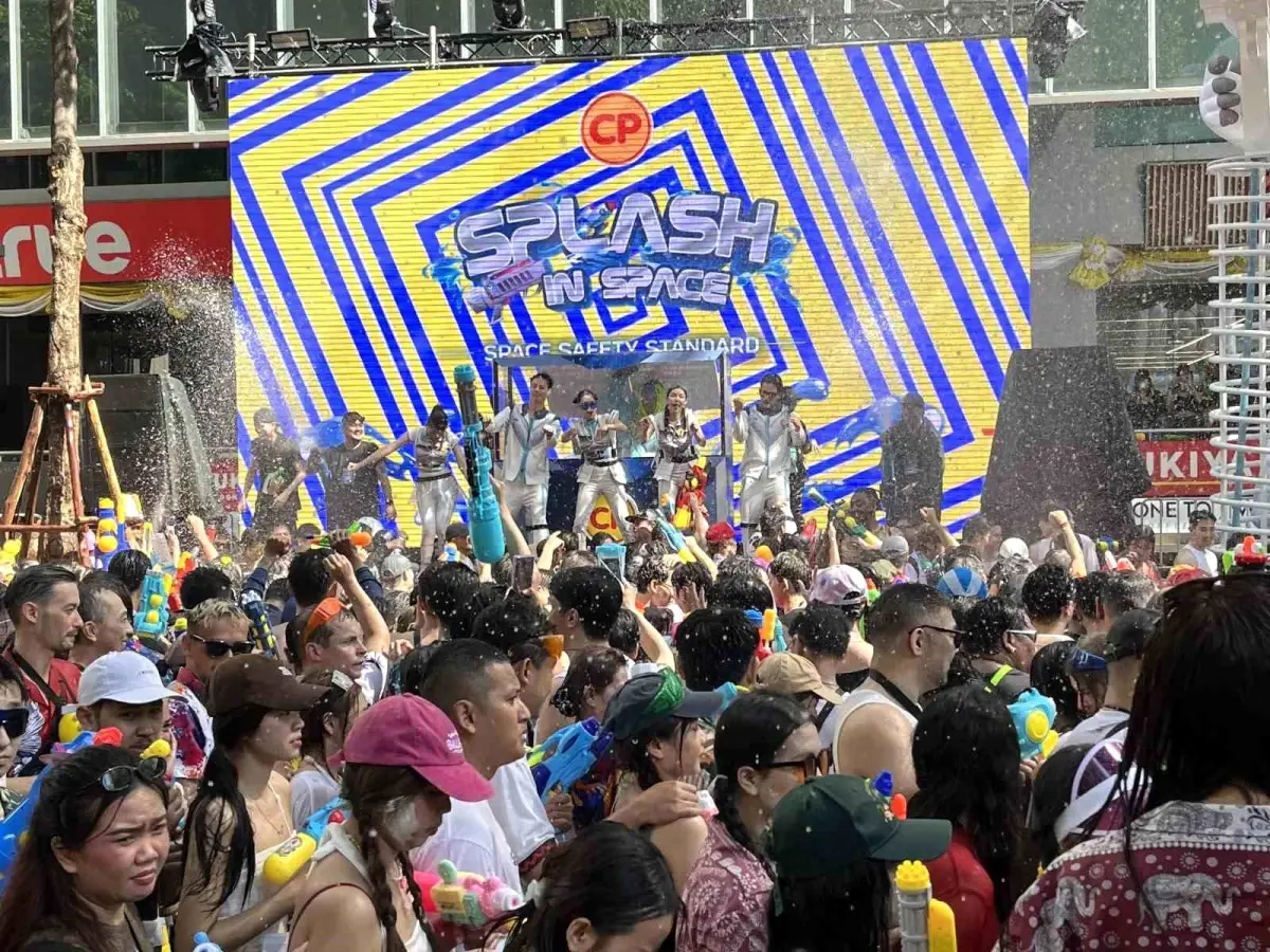 Tayland\'da Renkli Songkran Festivali Başladı