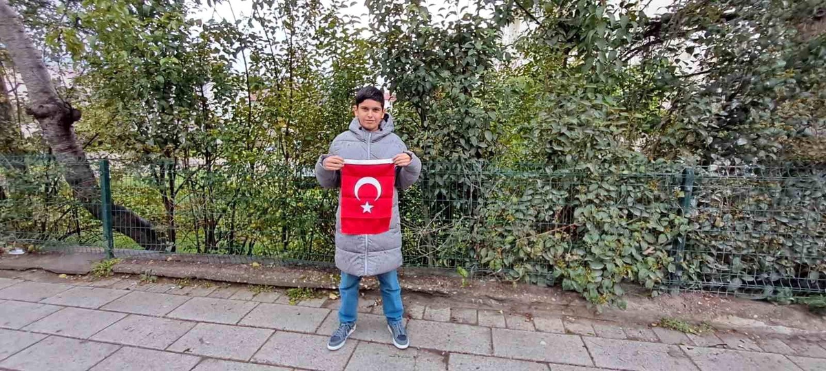 Öğrenciden Türk Bayrağına Duyarlı Hareket