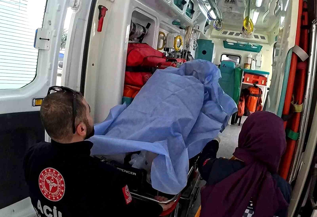 Aksaray\'da Bıçaklı Kavga: 16 Yaşındaki Çocuk Yaralandı