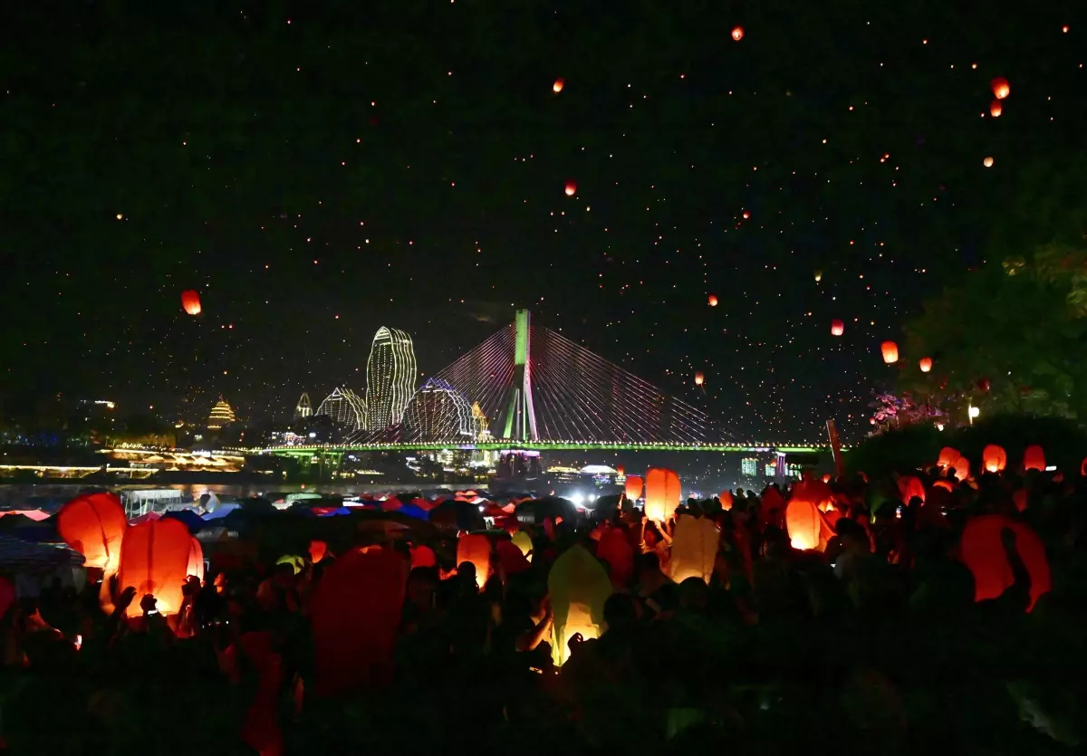 Su Sıçratma Festivali Renkli Görüntülere Ev Sahipliği Yaptı