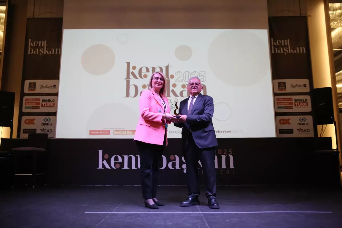 Altınova Belediye Başkanı Fazlaca\'ya Kent&Başkan Ödül Töreni\'nde büyük onur