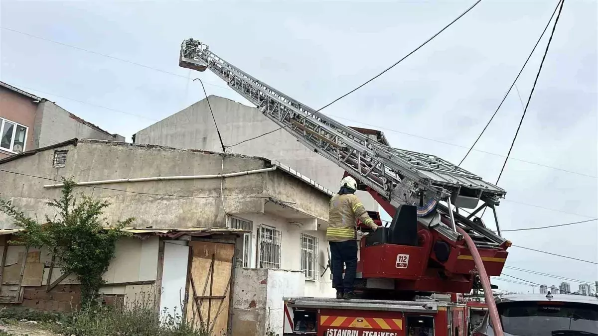 Başakşehir\'de Çatı Yangını
