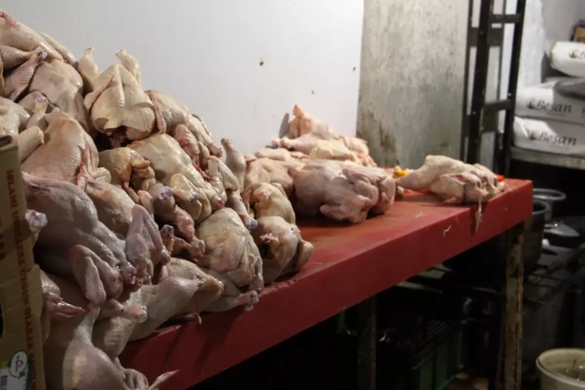 Döner imalathanesinde mide bulandıran görüntüler