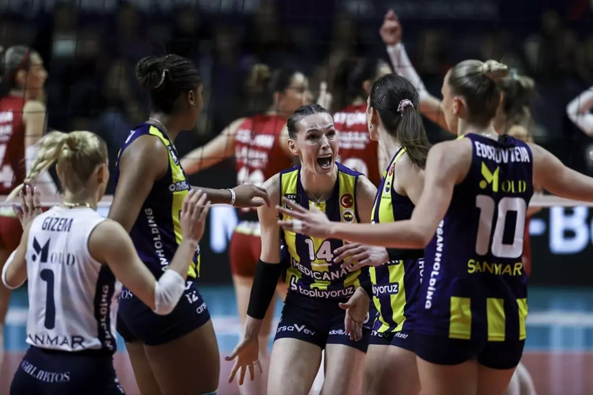 Filedeki derbi Kanarya\'nın! Fenerbahçe Medicana, Galatasaray Daikin\'i yenerek finale yükseldi